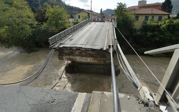 Immagine del ponte crollato a Carasco