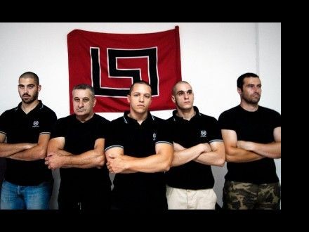 Alcuni membri di Alba Dorata, il partito neonazista che ha preso il potere sulla scena politica greca.