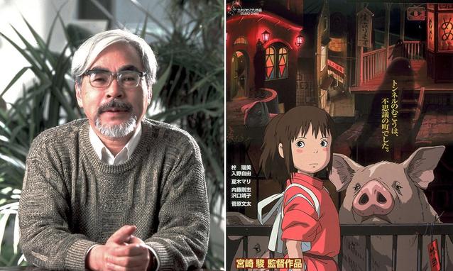 Hayao Miyazaki; al suo fianco, la locandina de "La città incantata"