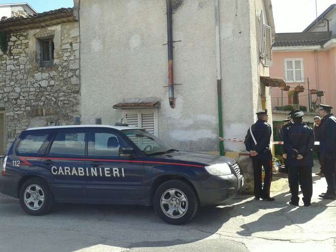 Carabinieri sul luogo del delitto  in provincia di Frosinone
