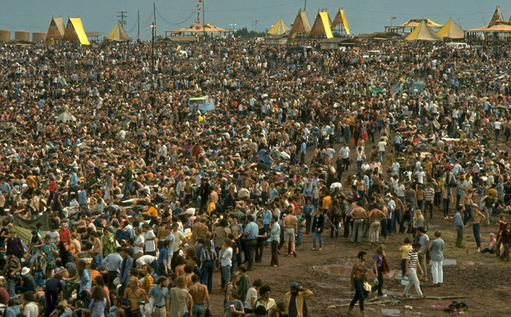 Pubblico in visibilio a Woodstock in uno degli scatti inediti