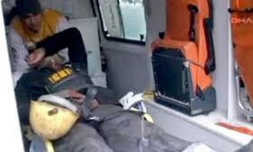 Uno dei minatori soccorsi, gravemente ferito e portato in ospedale