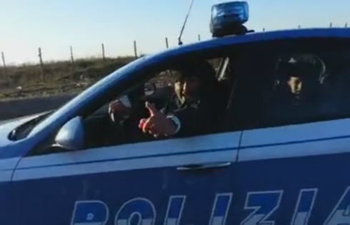 Un frame del video che ritrae i Rom al volante