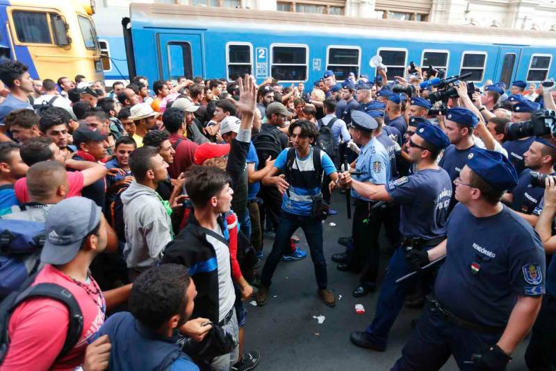 Migranti invadono la stazione di Keleti