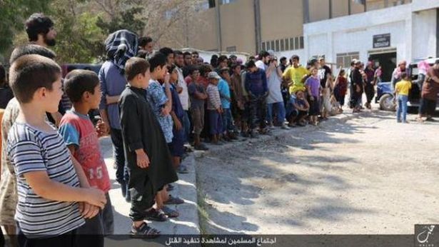 Isis obbliga bambini ad assistere alle esecuzioni