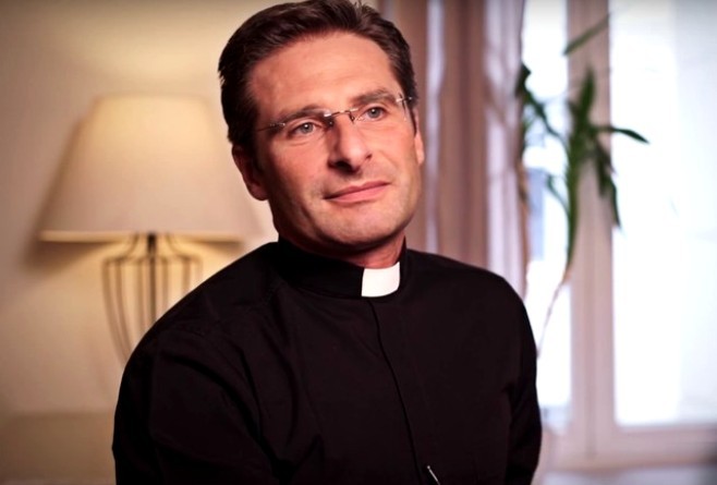 Mons Charamsa dichiara di essere gay