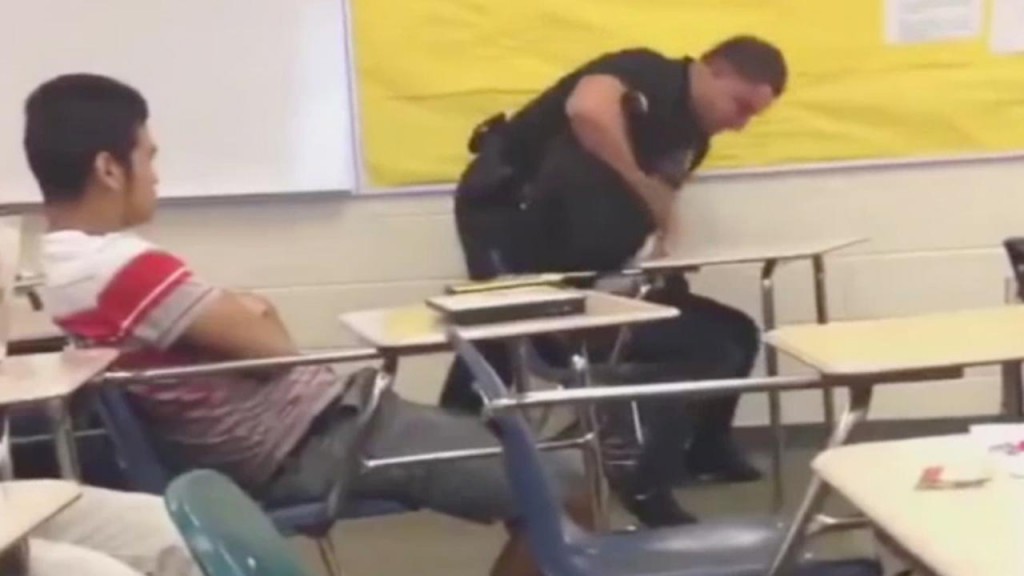 Poliziotto trascina studentessa nera in aula
