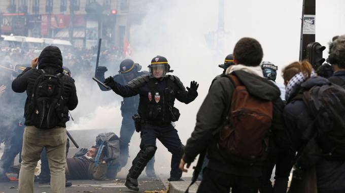 Manifestazione non autorizzata a Parigi