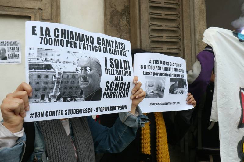 Studenti protestano al vescovado a Milano