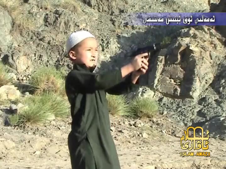 Bambino 12enne fugge dal campo di addestramento per kamikaze
