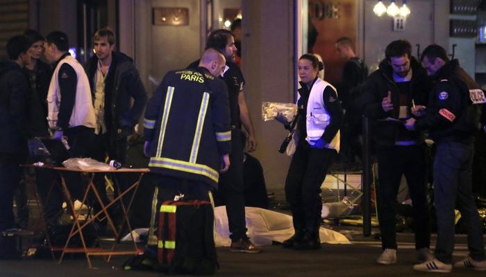 Un probabile 15enne tra gli attentatori davanti allo Stade de France