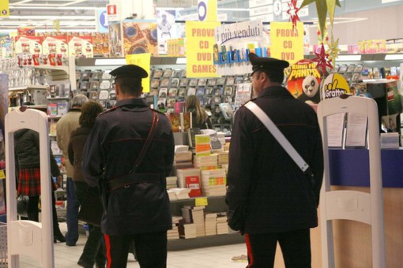Carabinieri al supermercato