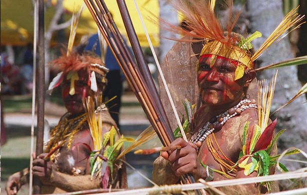 Rapiti e minacciati dai cannibali a Papua Nuova Guinea