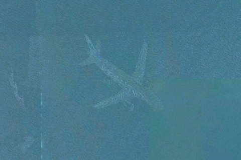 Aereo sommerso fotografato da Google Maps