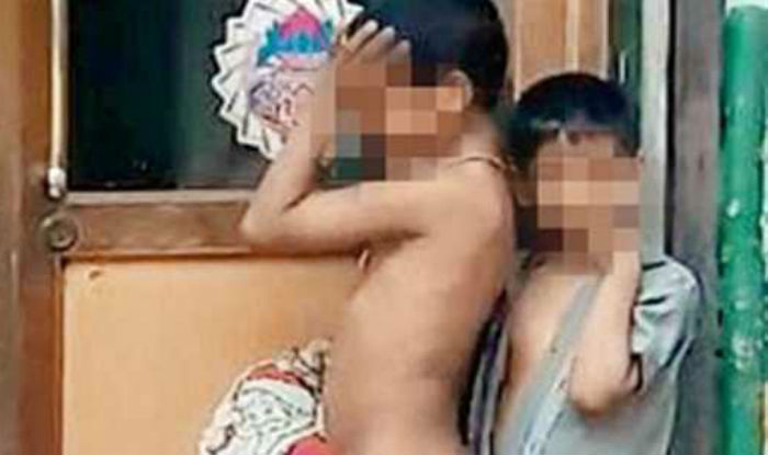 Maestra lasci 2 bimbi nudi in strada per punirli