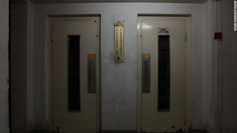 43enne rimane intrappolata in un ascensore per un mese