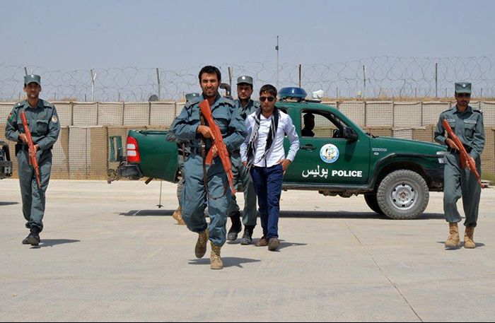 La polizia afgana tortura un aspirante suicida