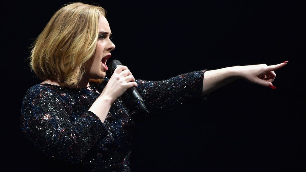 Adele insulta terroristi di Bruxelles durante il concerto live
