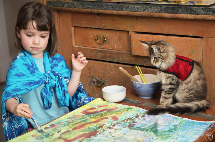 Bambina autistica dipinge con gattina