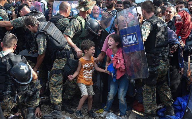 Migranti forzano frontiera greco-macedone