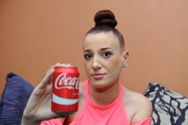 Trova oggetto misterioso e disgustoso nella Cola Cola