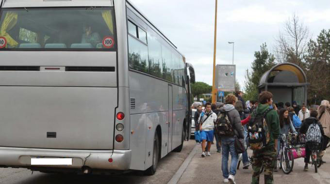 Insegnanti fanno scendere studenti dal bus: poco dopo si schianta