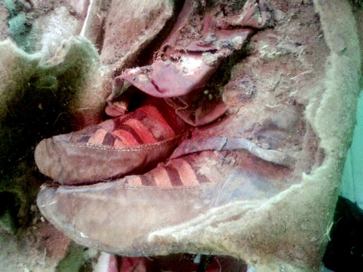 Mummia con scarpe Adidas