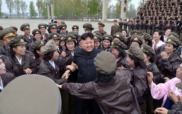 Kim Jong-un con le squadre del piacere