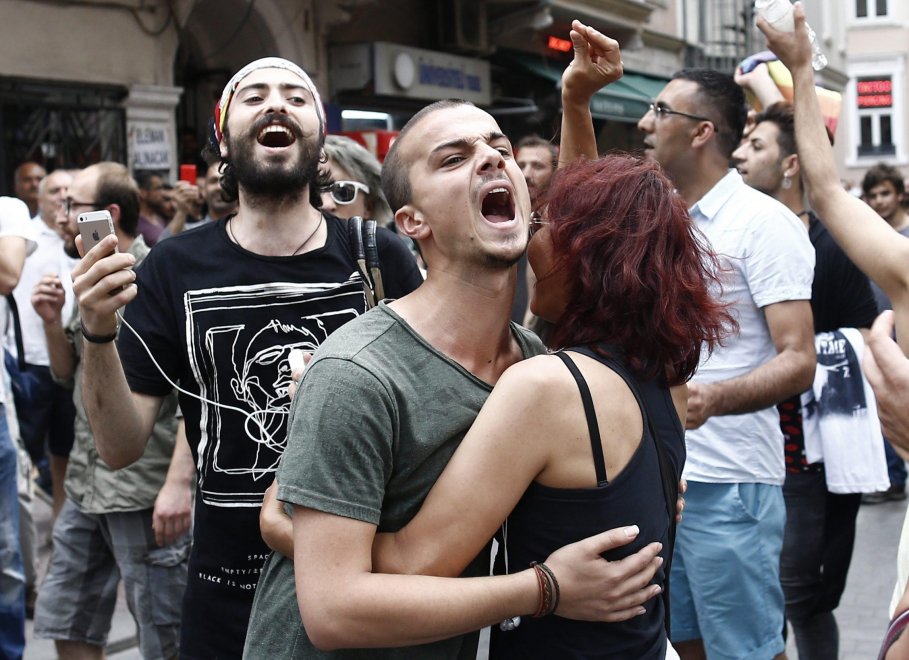 Polizia interrompe Gay Pride con i lacrimogeni