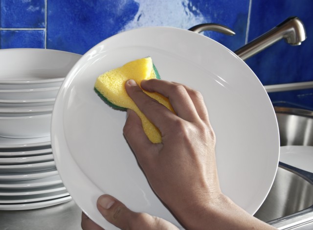 Lavare i piatti a mano