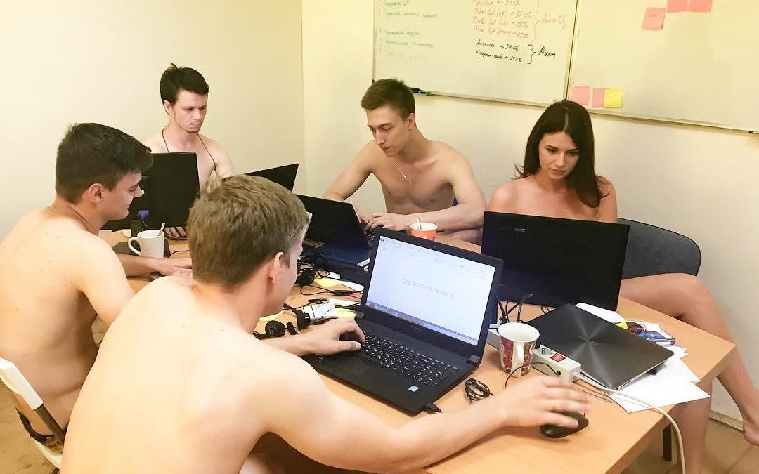 Impiegati nudi in ufficio, ecco chi l'ha suggerito
