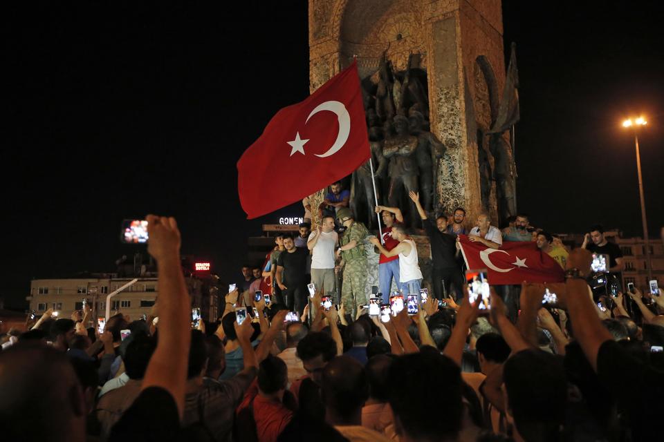 Turchia, Erdogan promette una dura punizione per i ribelli