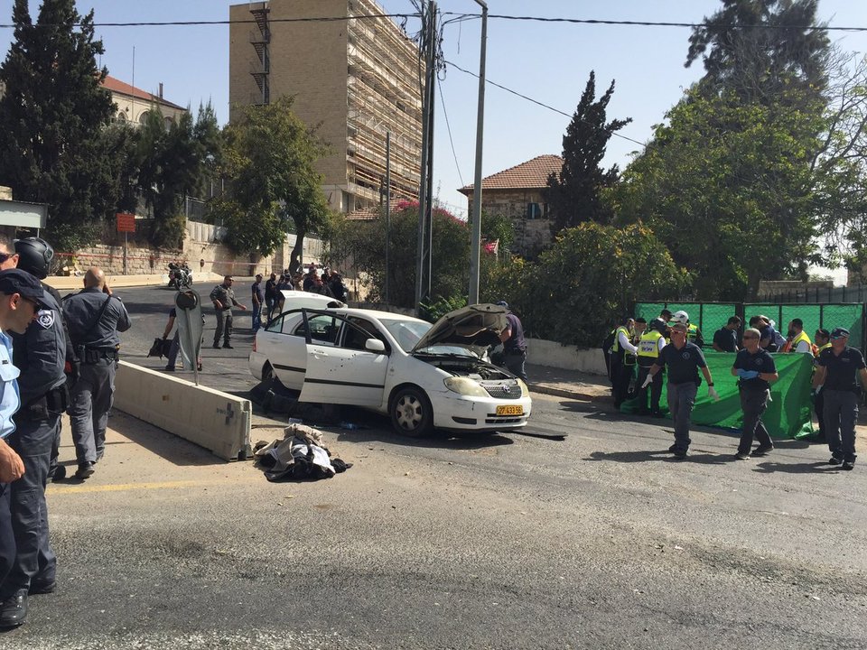 Gerusalemme, sparatoria alla fermata tram. "L'attentatore è stato ucciso"
