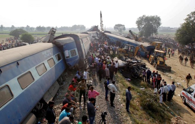 Treno deraglia e provoca più di 100 morti