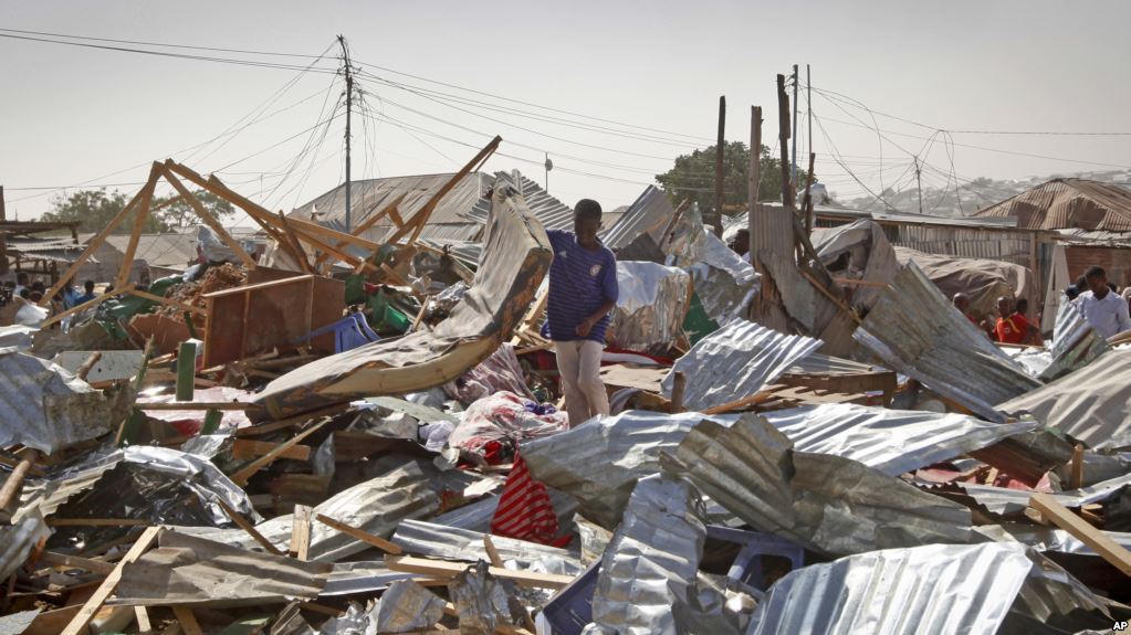 Somalia, camion bomba esplode al mercato