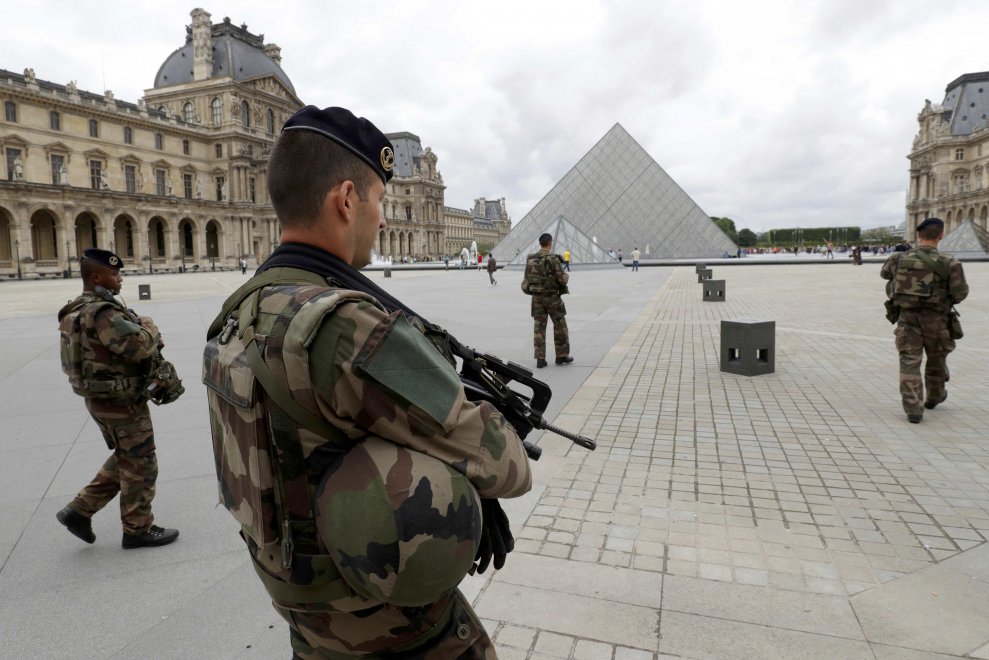 Militari aggrediti al museo del Louvre